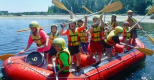 Ragazzi in rafting su gommone giallo - Facciamo Squadra - AqQua Vigevano