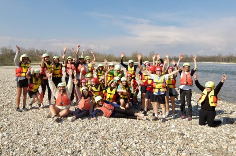 Classe scolastica che conclude progetto accoglienza rafting in Piemonte