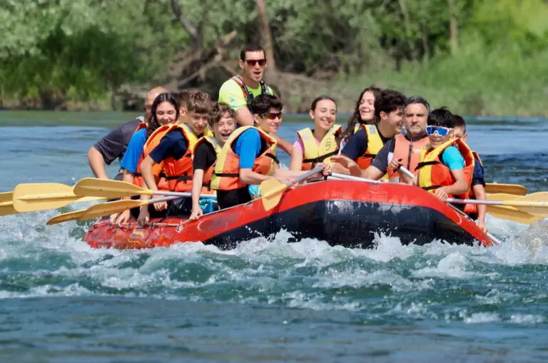 Istruttori AqQua durante un’attività di rafting con le scuole sul fiume Ticino