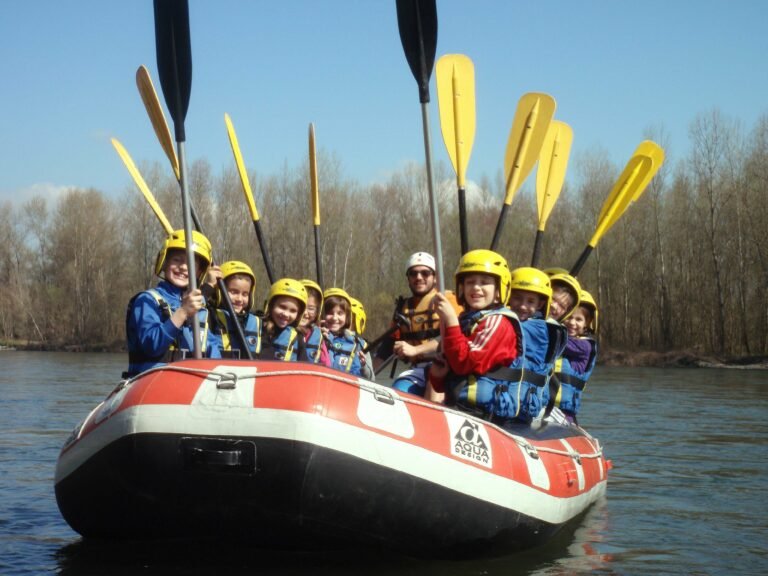 Studenti in rafting durante progetto accoglienza scolastico
