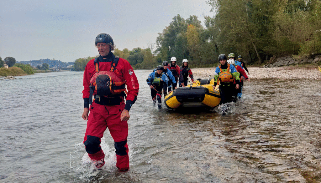 Corso FIRaft Verona 2025 – Gli aspiranti istruttori rafting portano il gommone in acqua guidati dal maestro