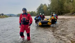Corso FIRaft Verona 2025 – Gli aspiranti istruttori rafting portano il gommone in acqua guidati dal maestro