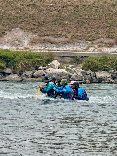Esercitazione di attraversamento acqua in formazione a V
