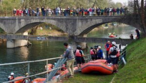 Atleti e squadre durante la Gara Slalom di Rafting 2025 a Vigevano sul fiume Ticino, organizzata da AqQua Canoa & Rafting