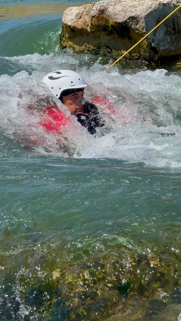 Tecnica di live bait rescue durante il corso avanzato di soccorso fluviale Rescue 3 Europe