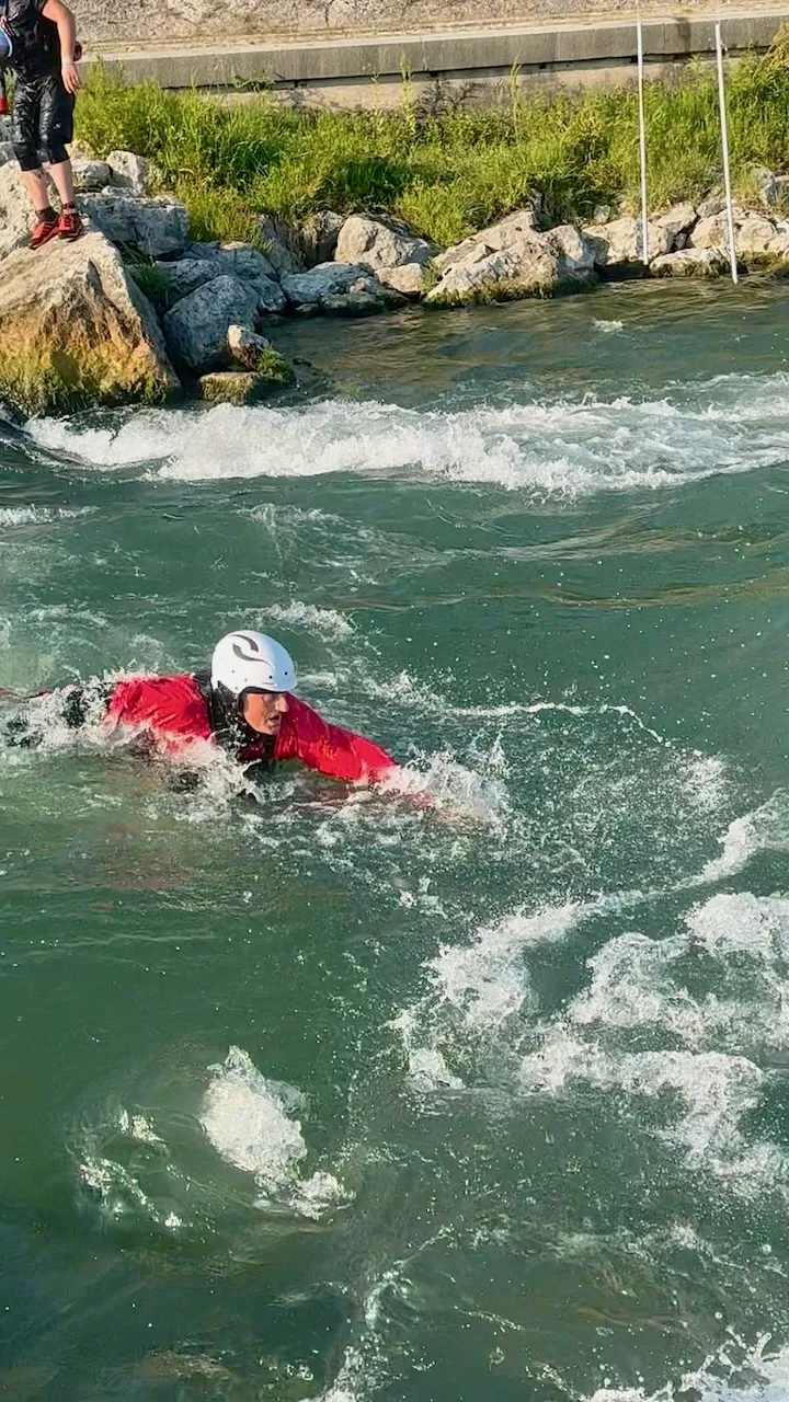 Partecipanti impegnati nelle tecniche di nuoto in corrente durante il corso Whitewater Rescue Technician