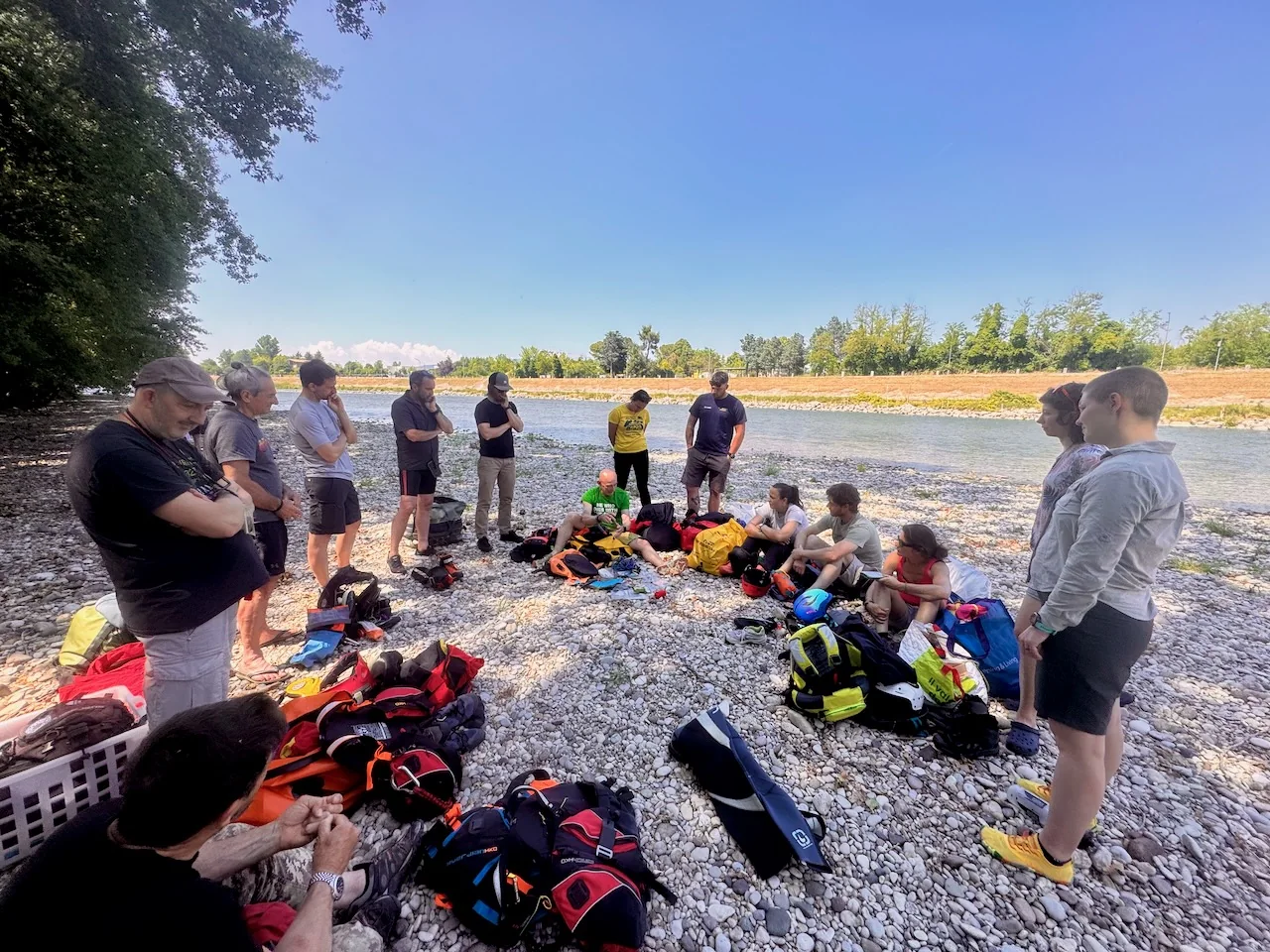Briefing iniziale e preparazione dell'attrezzatura durante i corsi WRT Rescue 3 Europe a Verona