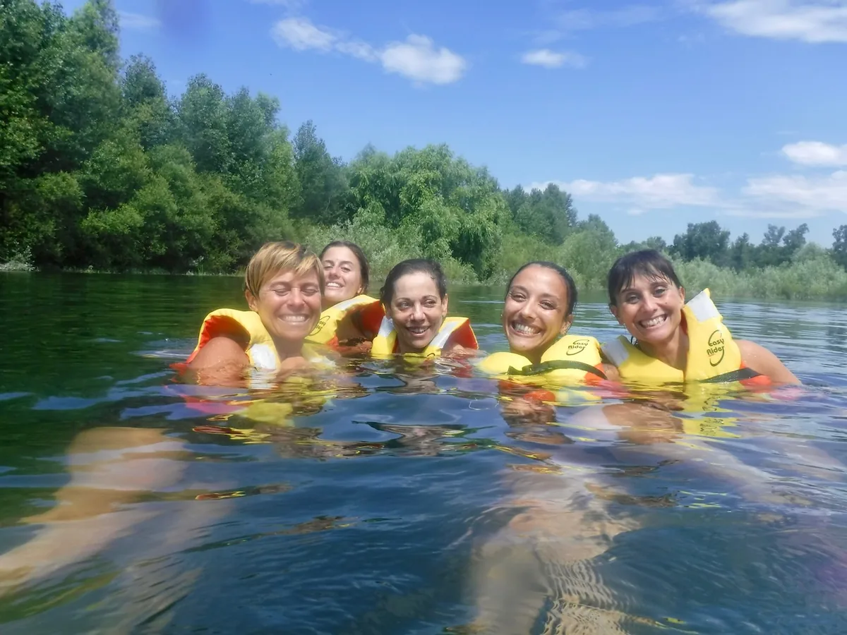Partecipanti al corso Kayak al Femminile durante un'attività sul fiume Ticino a Vigevano