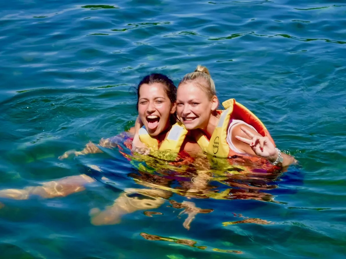 Momento di condivisione e divertimento durante il corso di kayak dedicato alle donne