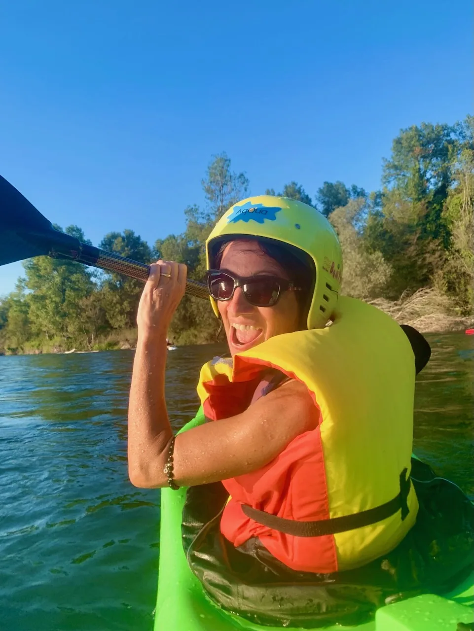 Partecipante al corso Kayak al Femminile durante un'uscita sul fiume Ticino