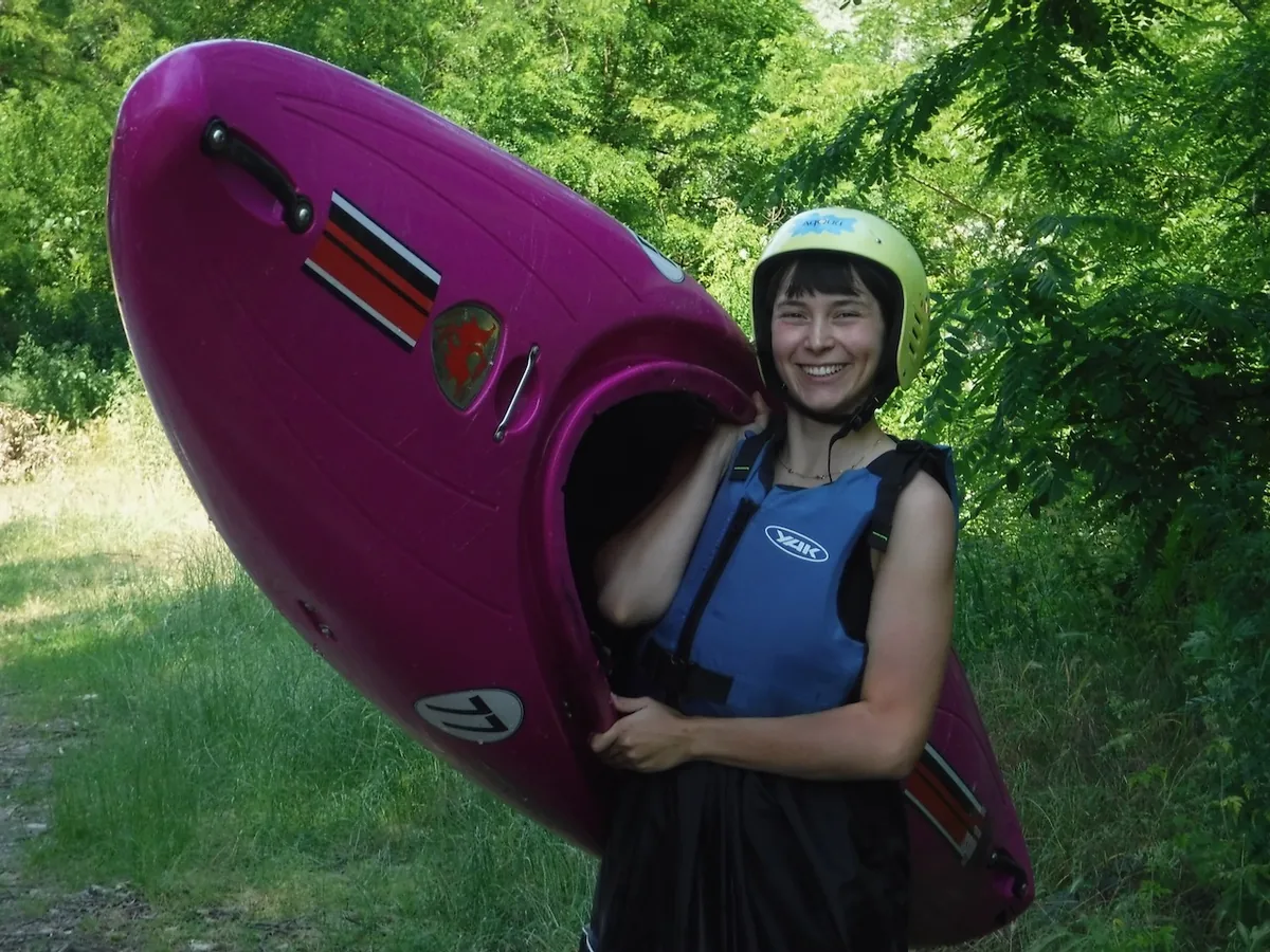 Donna pronta per un'attività di kayak immersa nella natura del Ticino