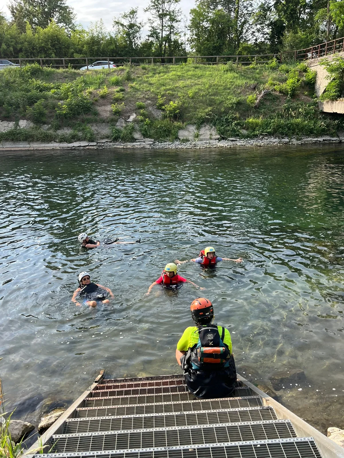 Esercizi di acquaticità e sicurezza durante la prima serata del progetto Kayak al Femminile sul Ticino