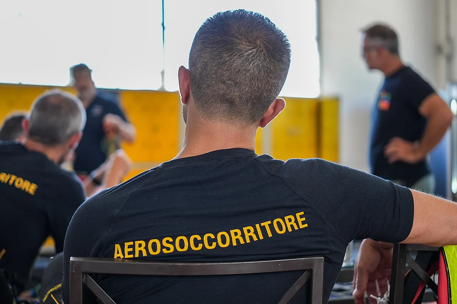 Briefing in aula del corso di soccorso fluviale Rescue 3 per aerosoccorritori della Guardia di Finanza presso il centro rafting Marmore