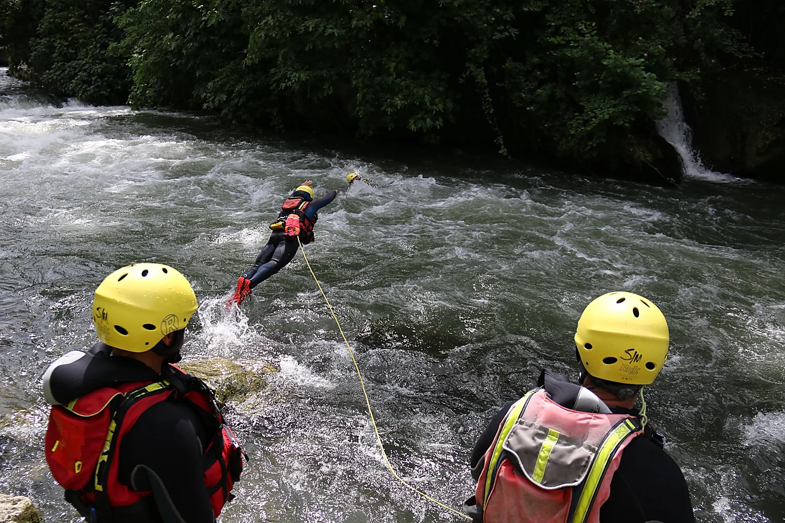 Esercitazione di recupero con corda in acqua viva durante corso di soccorso fluviale Rescue 3