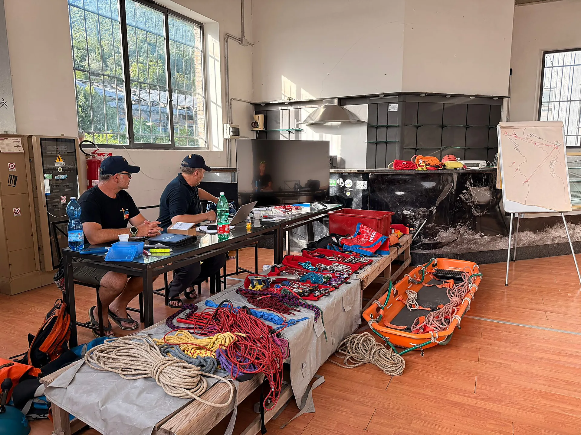 Attrezzatura tecnica utilizzata durante un corso SRT Rescue 3 di soccorso fluviale e alluvionale