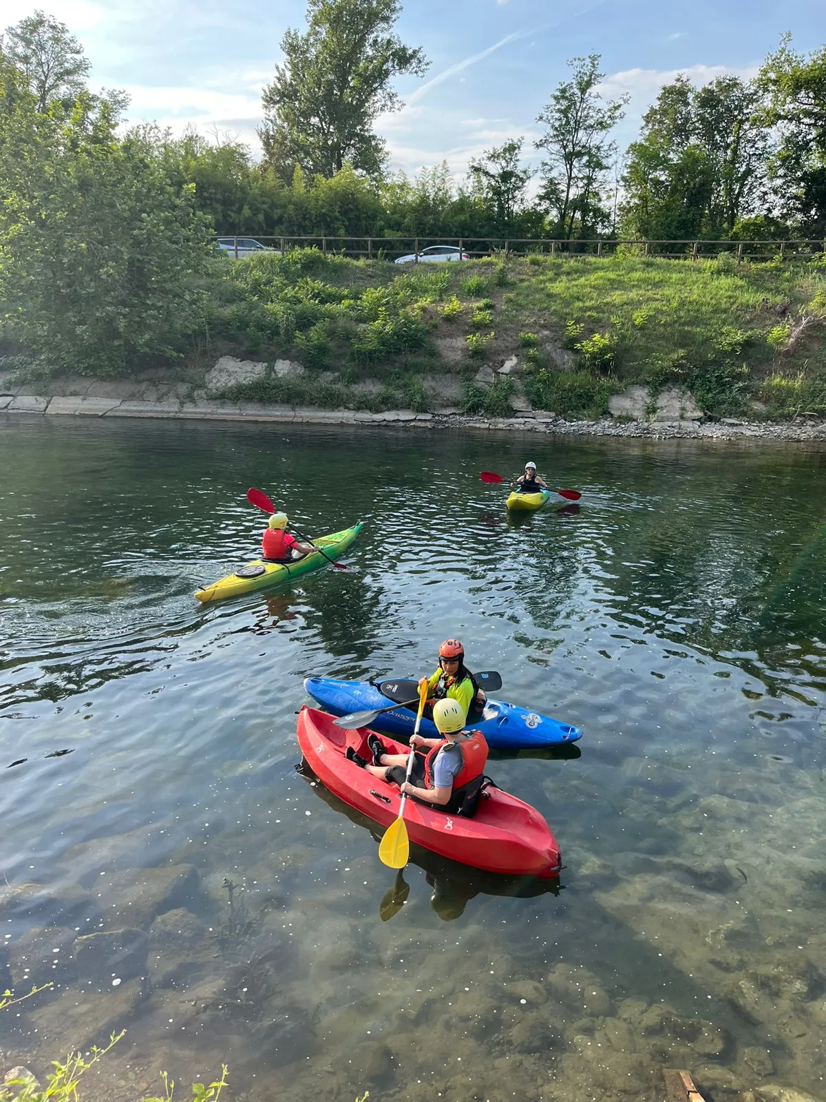Partecipanti del progetto Kayak al Femminile durante i primi esercizi pratici sul fiume Ticino