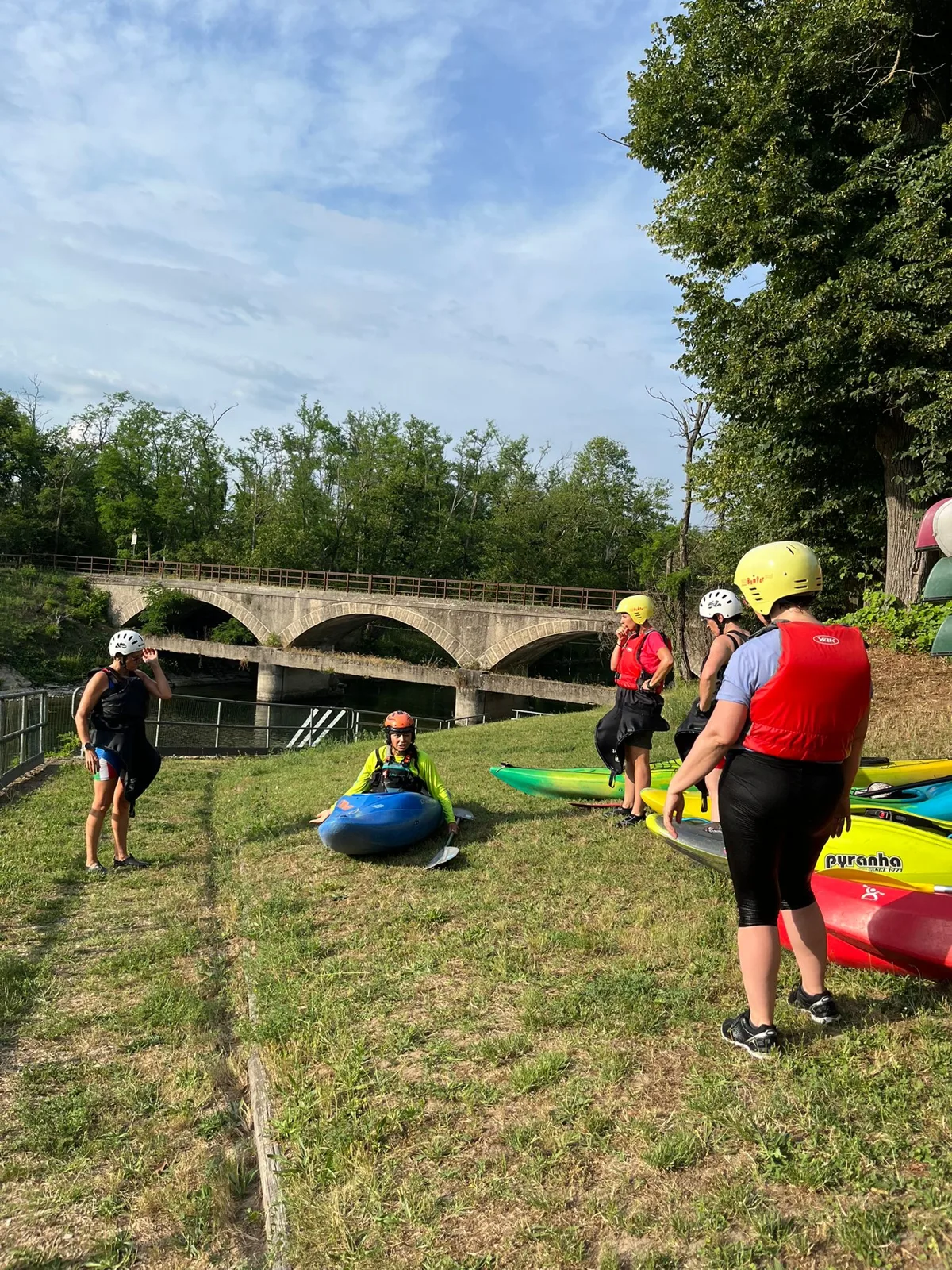Istruttrice Magdalena Munoz spiega la posizione corretta in kayak alle partecipanti del progetto Kayak al Femminile
