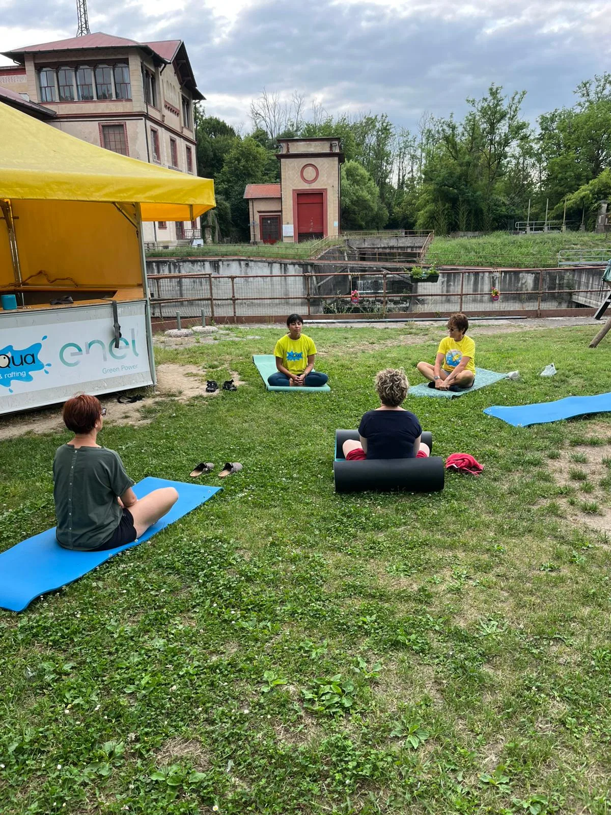 Partecipanti del progetto Kayak al Femminile durante una sessione di stretching sulle rive del Ticino