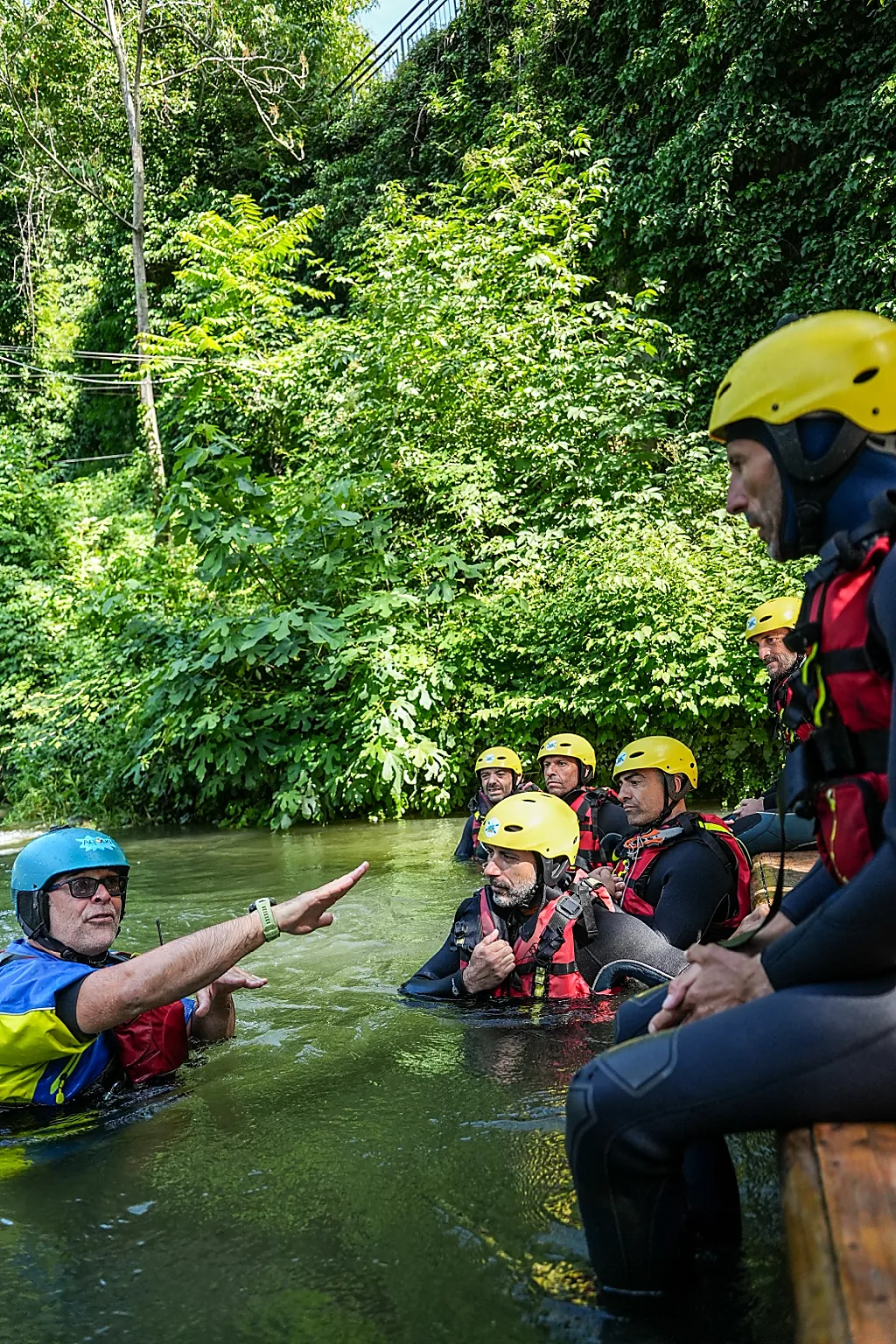 Briefing sulle tecniche di nuoto in acqua viva durante corso Rescue 3 di soccorso fluviale