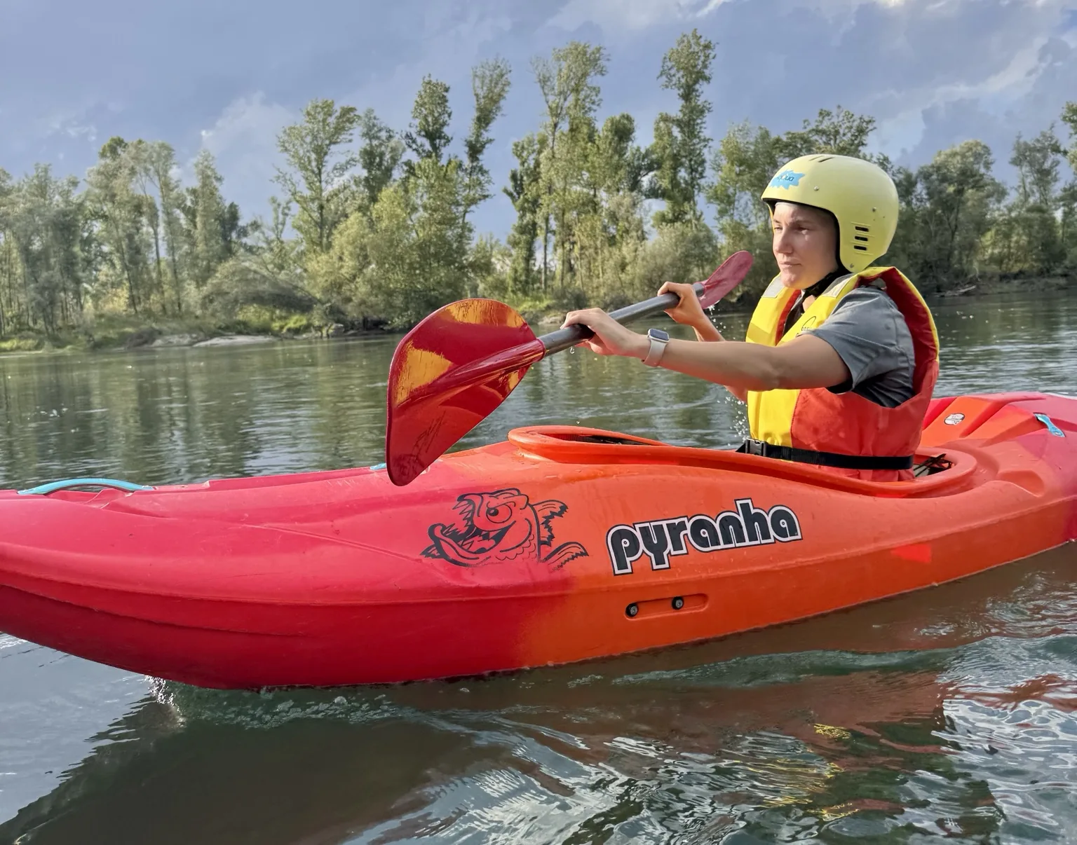 Allieva durante una lezione di kayak sul fiume Ticino con approccio didattico personalizzato AqQua
