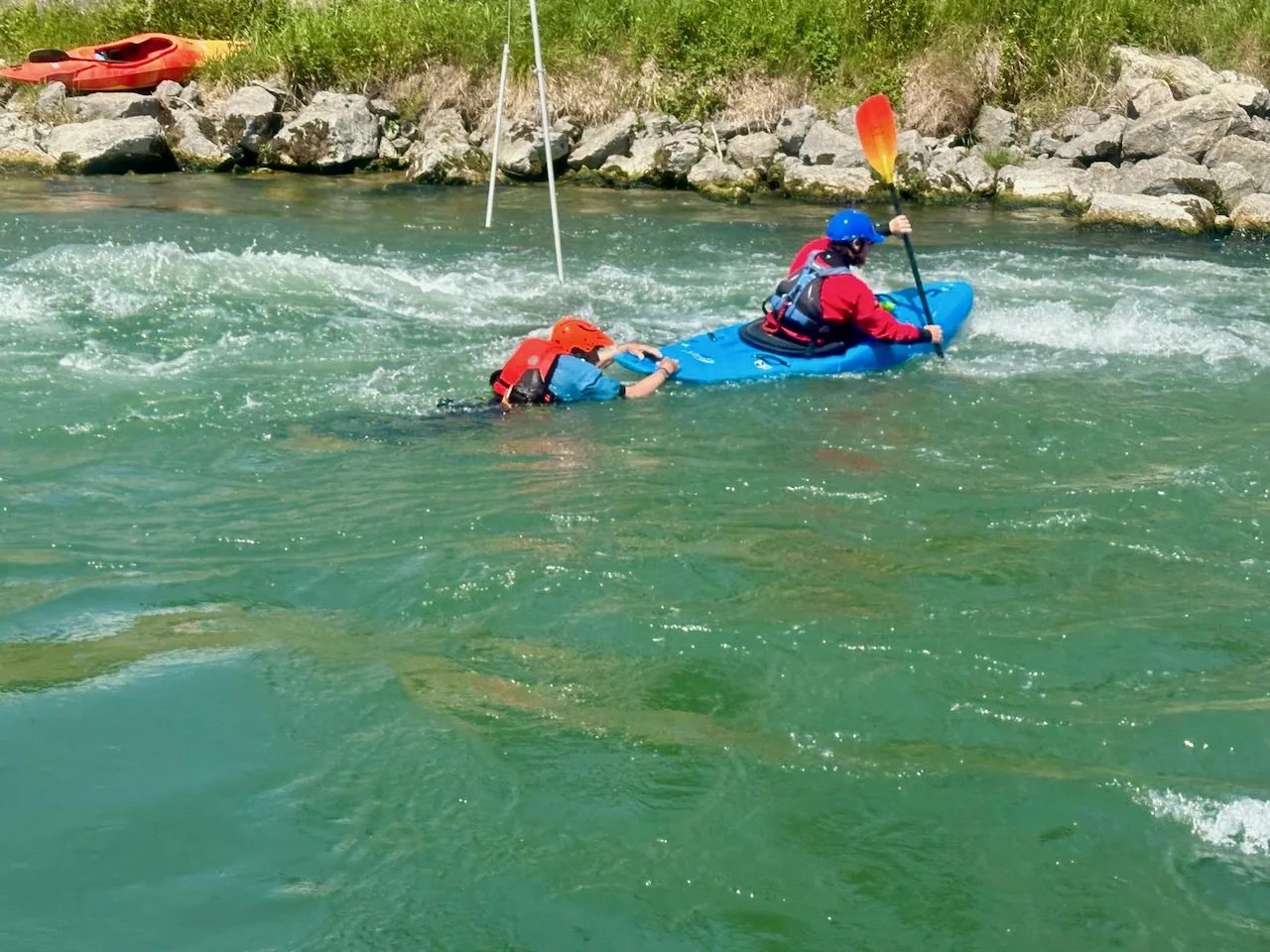 Recupero di un nuotatore da kayak durante un'esercitazione di sicurezza fluviale