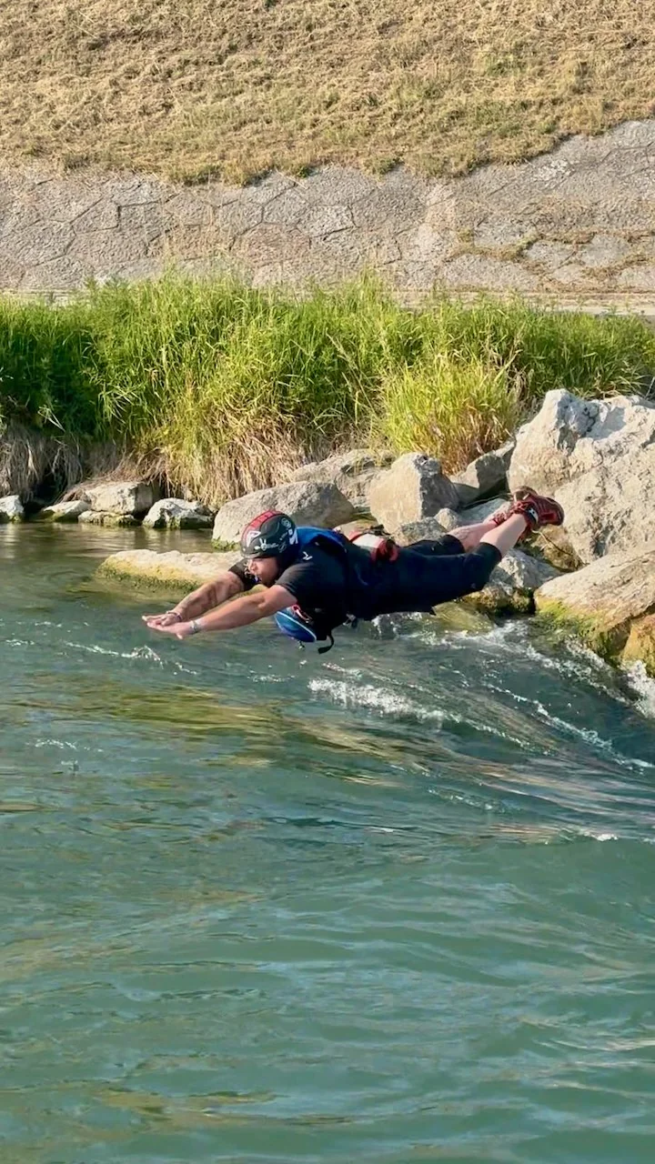 Ingresso in corrente per esercitazione di nuoto in acqua mossa durante il corso WRT-PRO