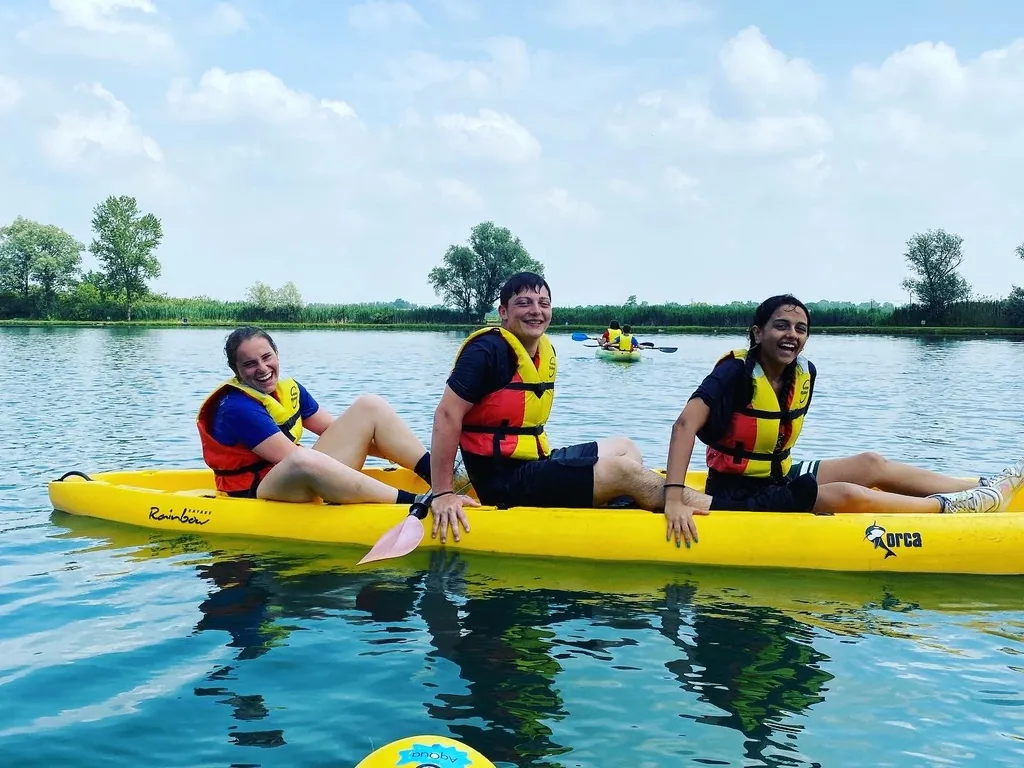 Partecipanti sorridenti durante un’attività in canoa sul fiume Ticino