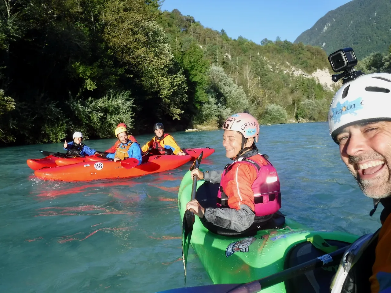 Gruppo di kayakisti durante un’uscita formativa in fiume con AqQua