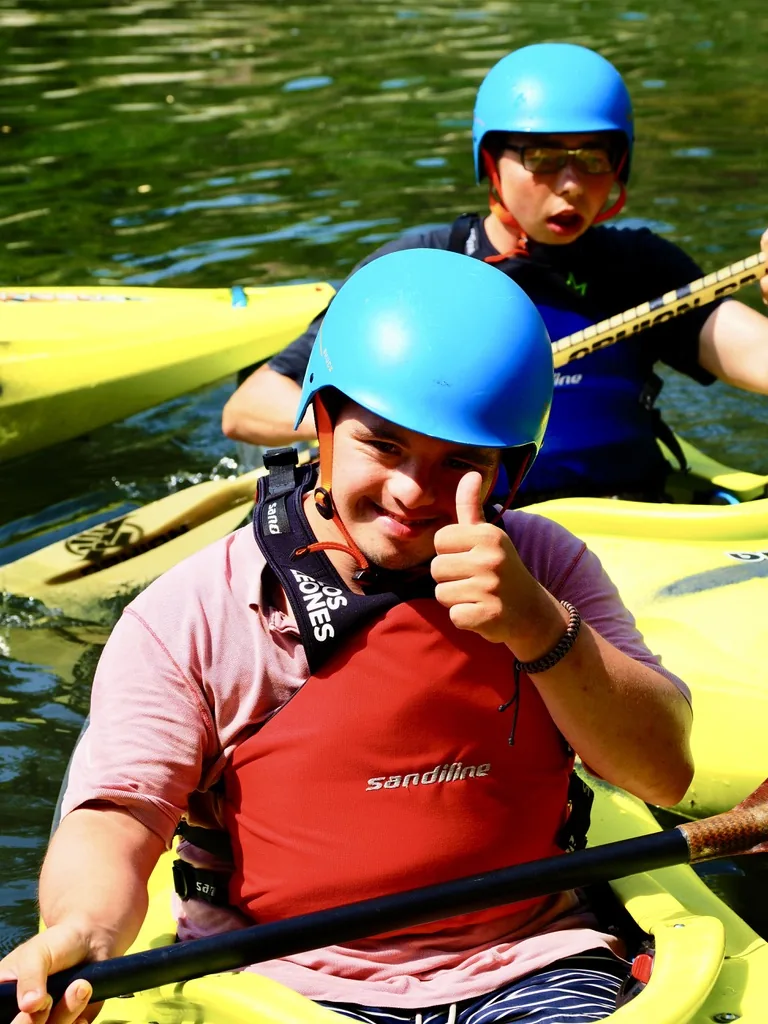 Persona con disabilità durante un’attività di kayak inclusiva organizzata da AqQua