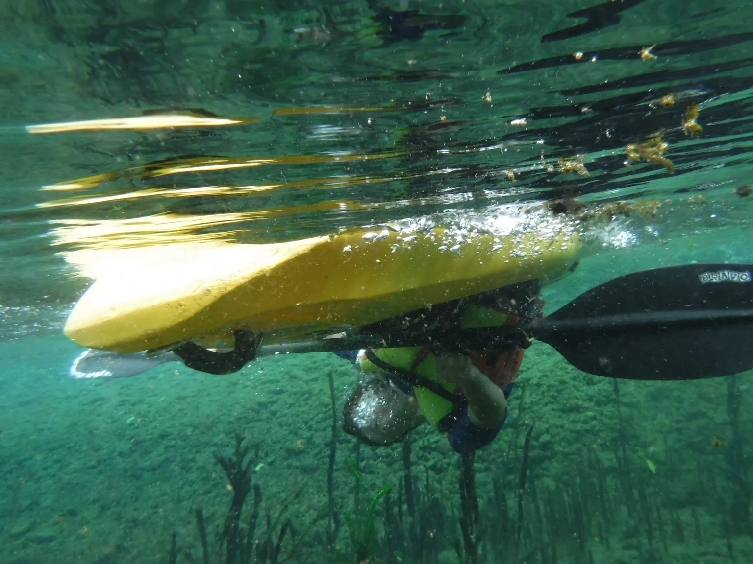 Esercitazione di uscita bagnata durante un corso di kayak sul Ticino