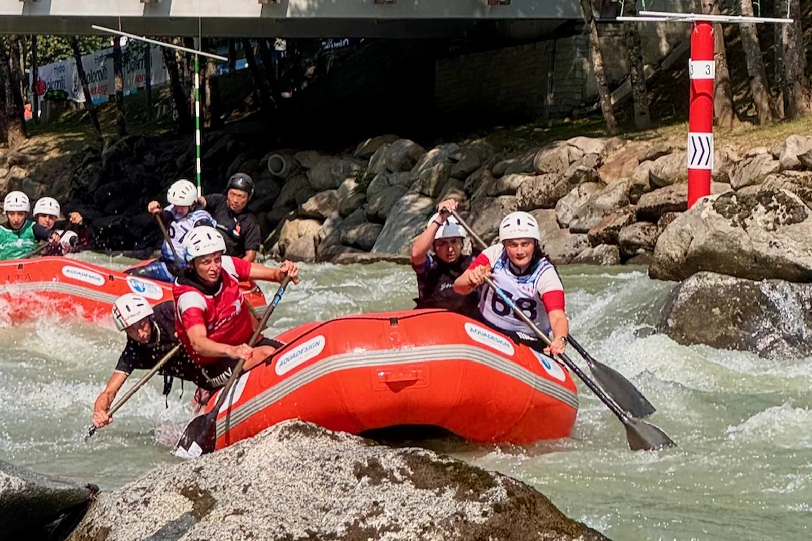 Equipaggio di rafting in gara sul fiume Noce durante la World Rafting Cup 2026 in Val di Sole