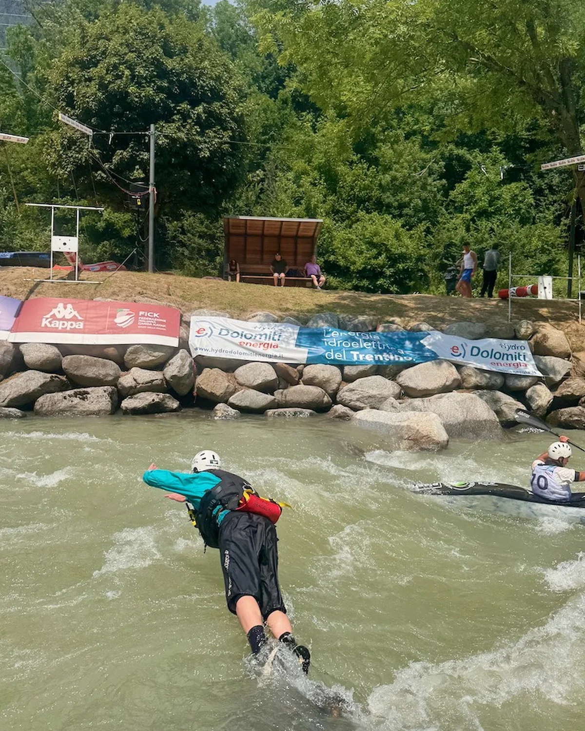 Shore safety in ingresso mentre un kayak da gara transita sul campo slalom del Noce in Val di Sole