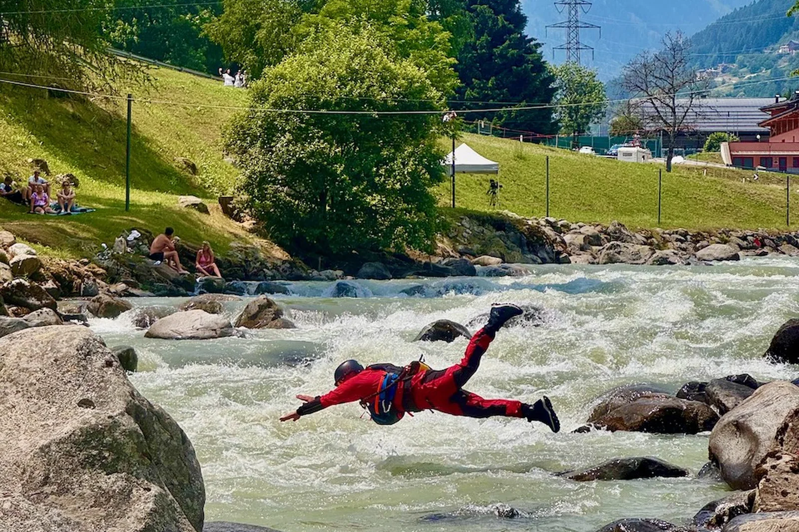 Soccorritore che si lancia in acqua sul fiume Noce durante il servizio di sicurezza della World Cup in Val di Sole