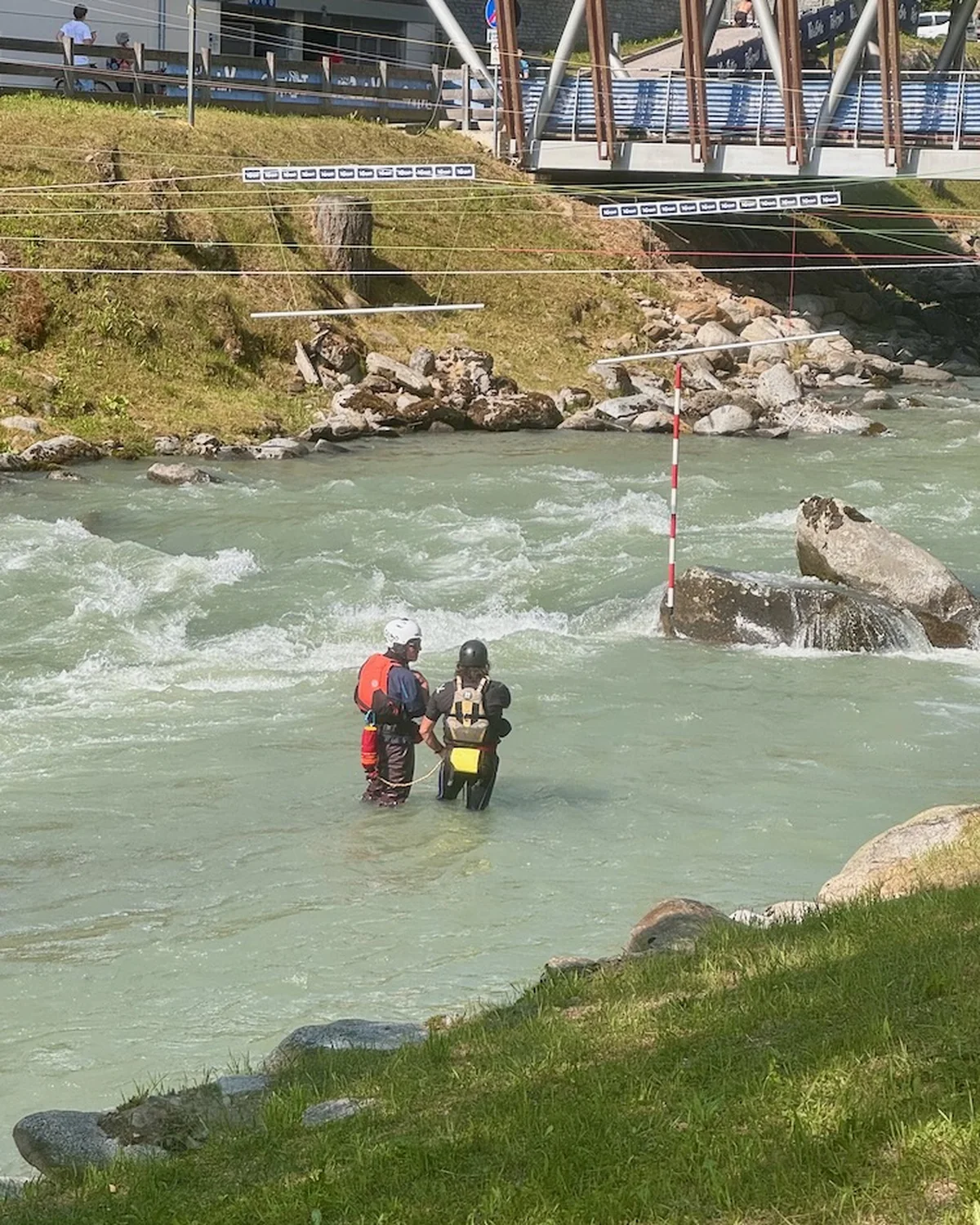 Due soccorritori presidiano in acqua un tratto del campo gara sul fiume Noce durante le gare internazionali in Val di Sole