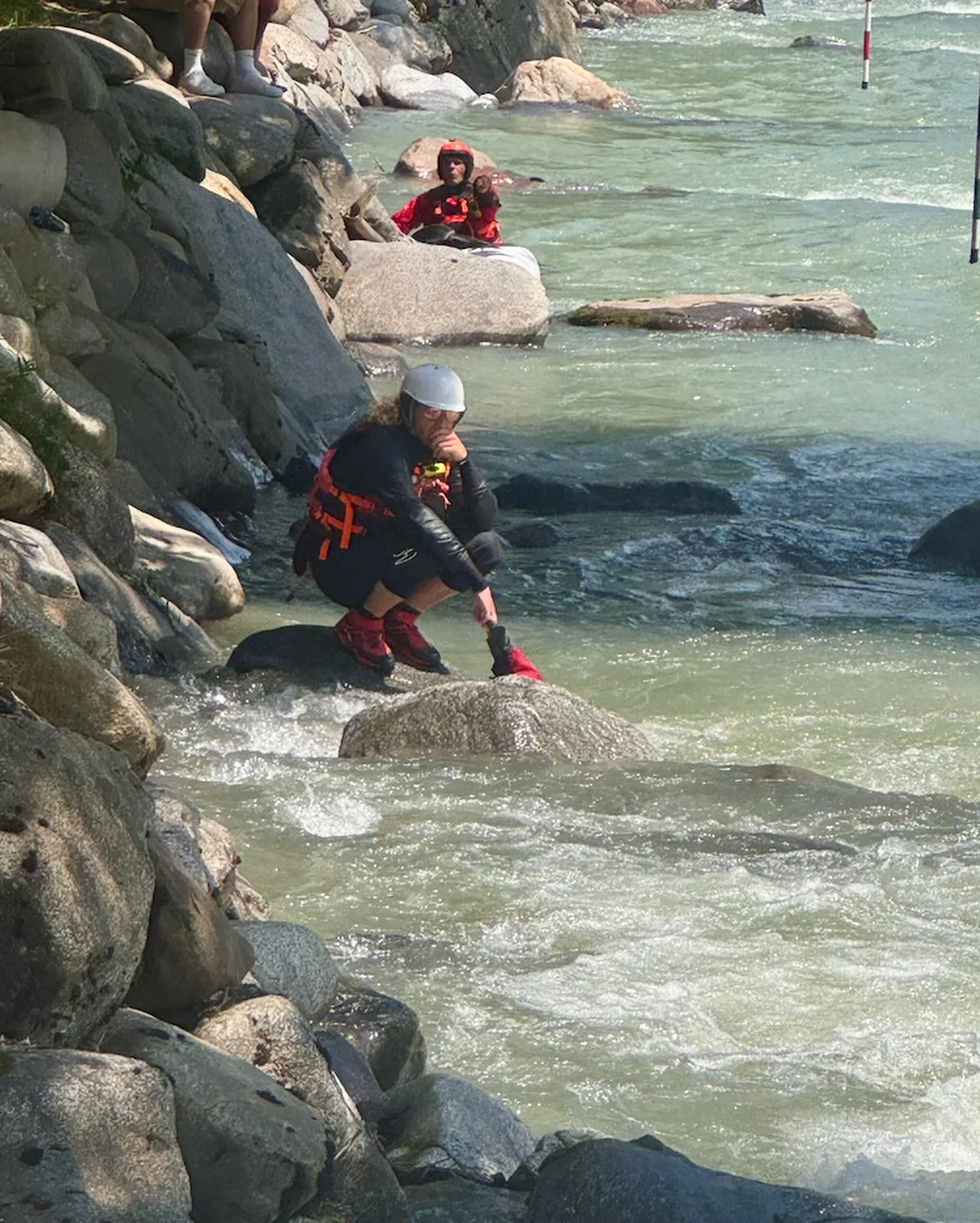 Safety kayaker e soccorritore a terra in presidio sul campo gara del Noce durante la World Cup 2026