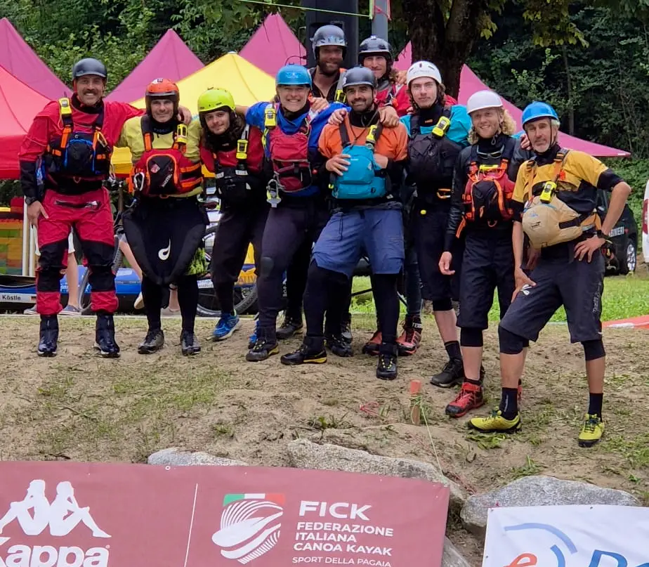 Foto di gruppo del team sicurezza impegnato alla World Cup di canoa e rafting in Val di Sole 2026