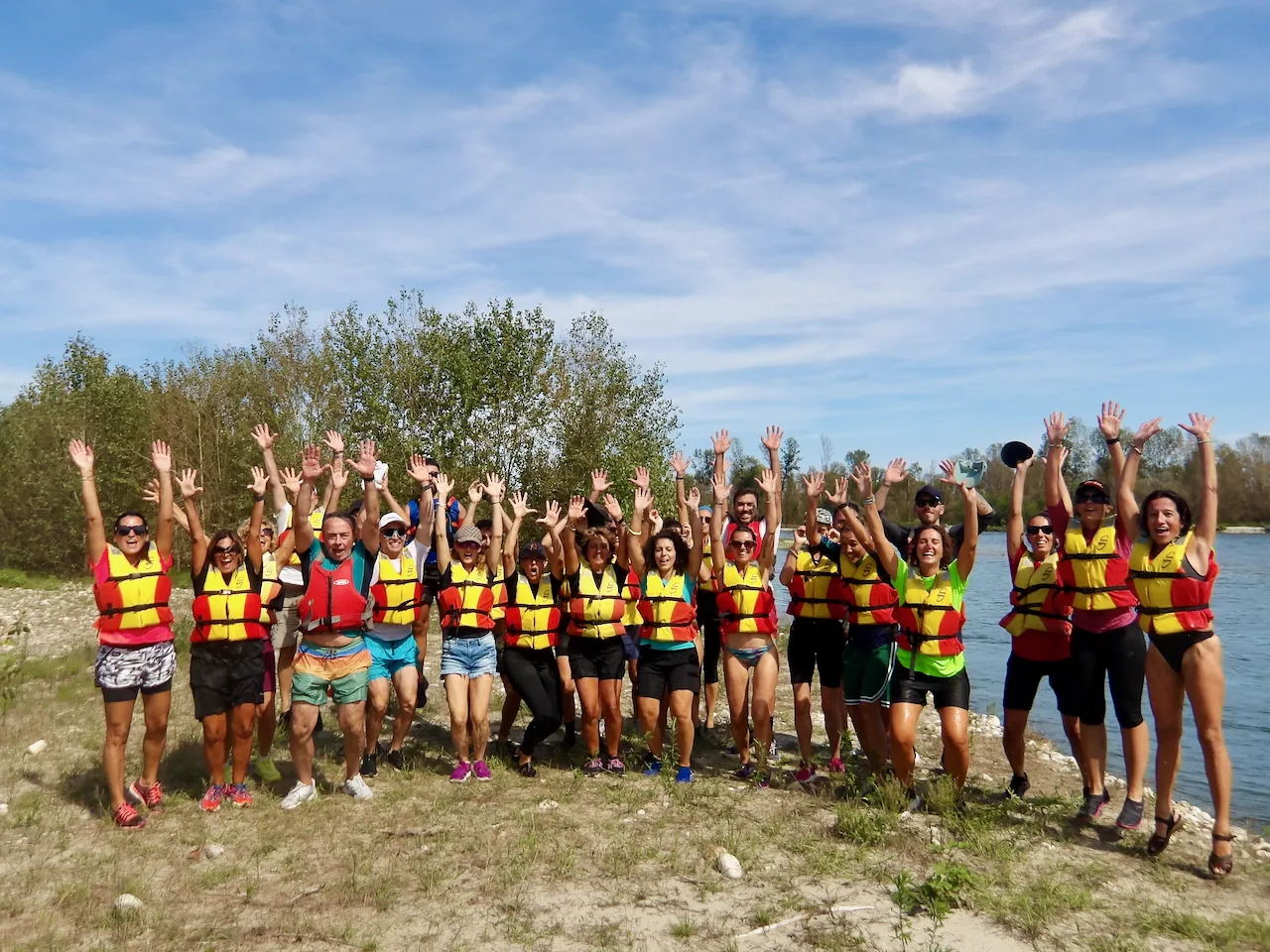 Gruppo di insegnanti dopo l’attività rafting sul Ticino con AqQua