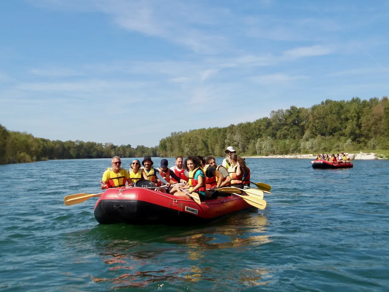 Insegnanti durante una discesa rafting sul fiume Ticino con AqQua